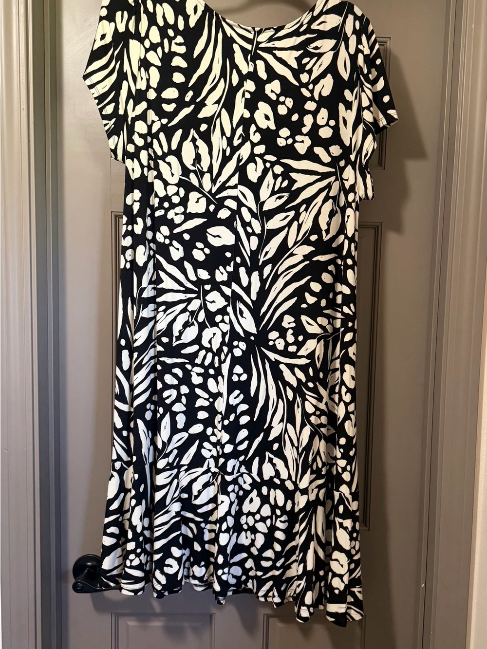Nicole Miller Black and White Floral V-Neck Midi Dress 1X - Picture 4 of 4